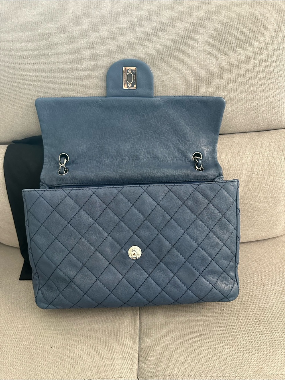CHANEL Blue soft caviar skin maxi jumbo 34 - single flap - Picture 3 of 15